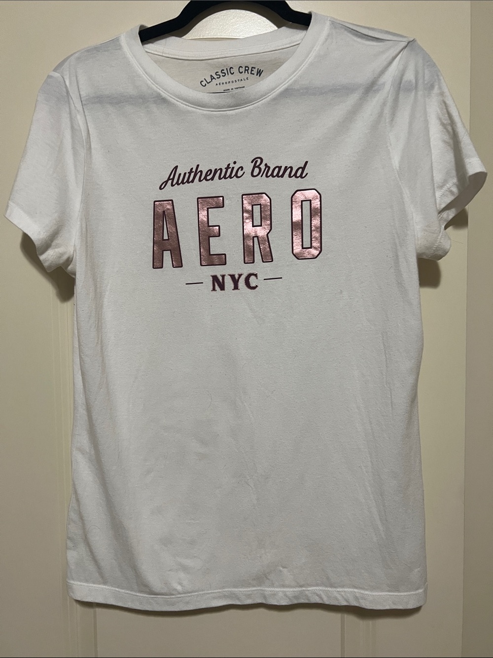 Aeropostale White Tee with Gold Rose   Metallic AERO Logo. Xl H117